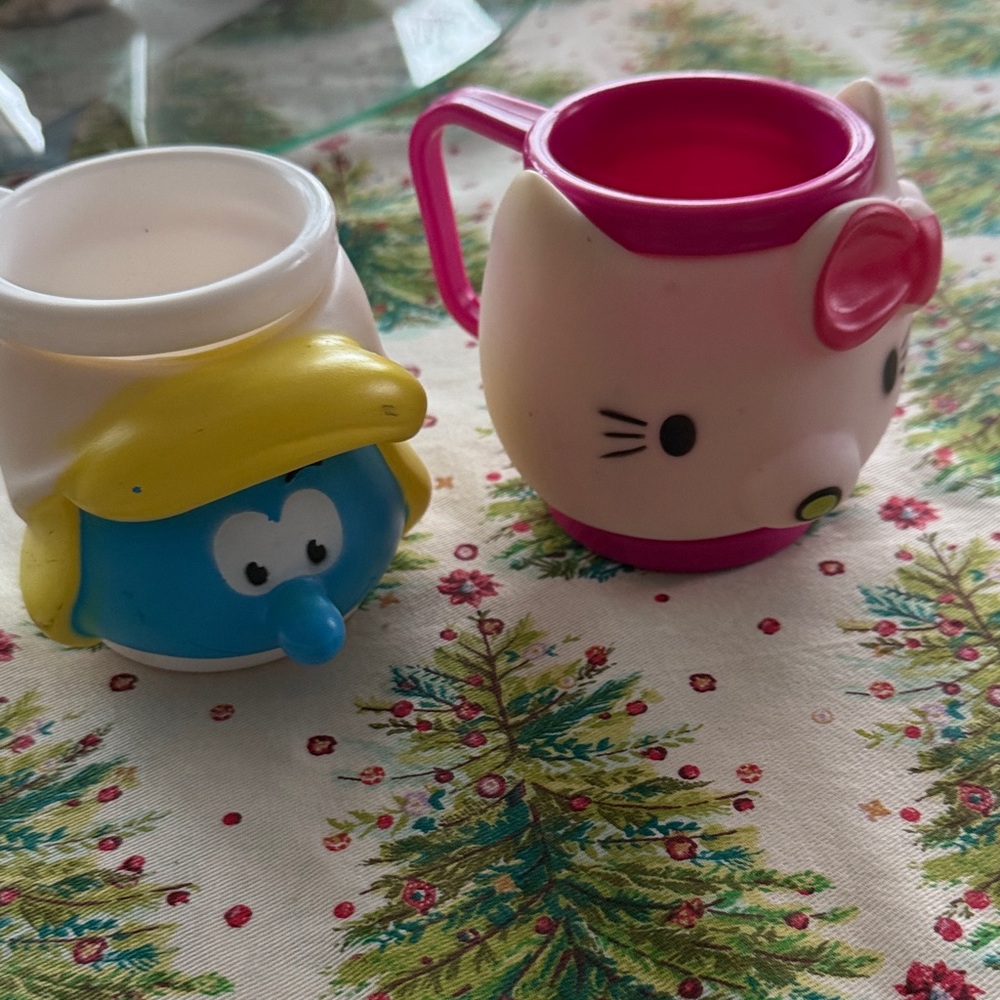 2 plastic cups vintage